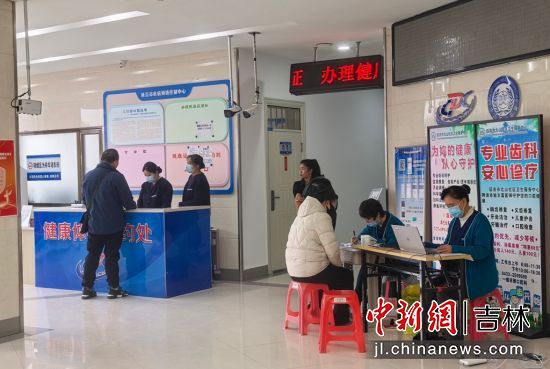 辦理健康證檢查現(xiàn)場 王曉彤/供圖 辦理健康證檢查現(xiàn)場 王曉彤/供圖