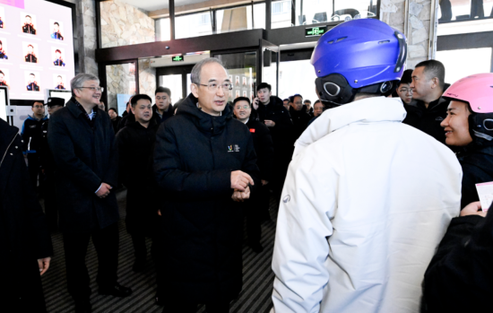 11��22��������ʡ2025-2026��ѩ���_���ߵ�31�ü����Fڡ��ѩ��(ji��)�_Ļʽ�ڼ����������ɻ����ȼم^(q��)�e����ʡί��ӛ�S����ѩ�ߴ�d�c��ʡ�ο��H�н�����